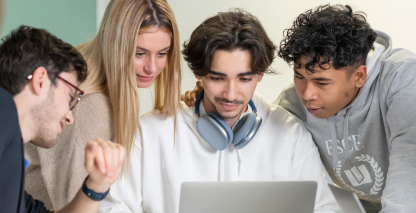 Étudiants devant un ordinateur portable